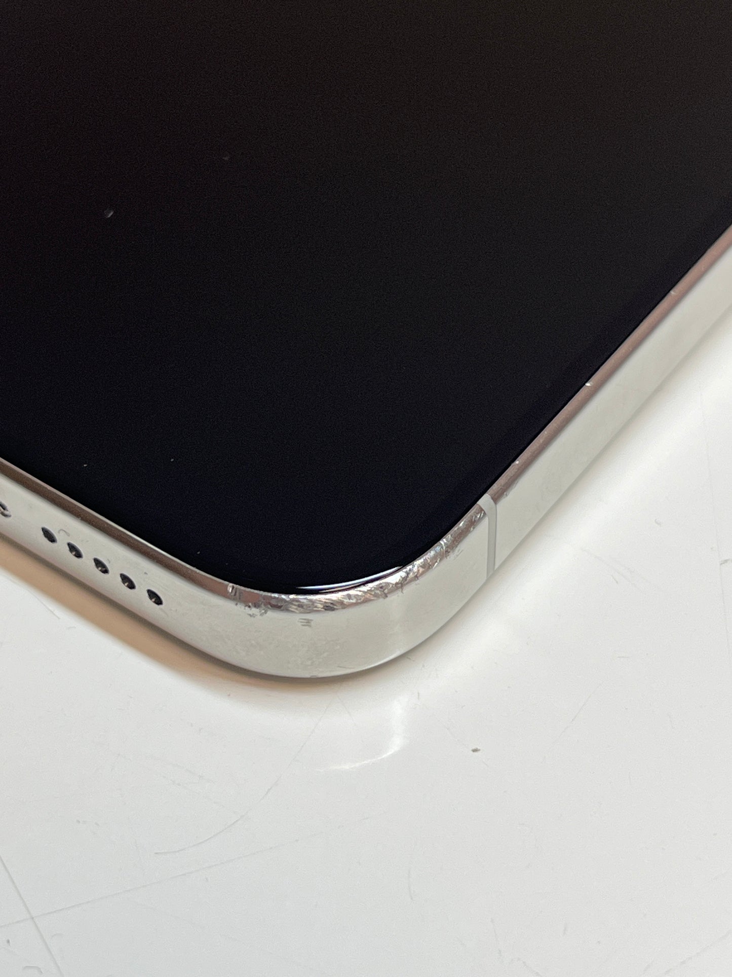 iPhone 15 Pro, 128GB, titan weiß, ID 0332955, Zustand gut, Akku neu