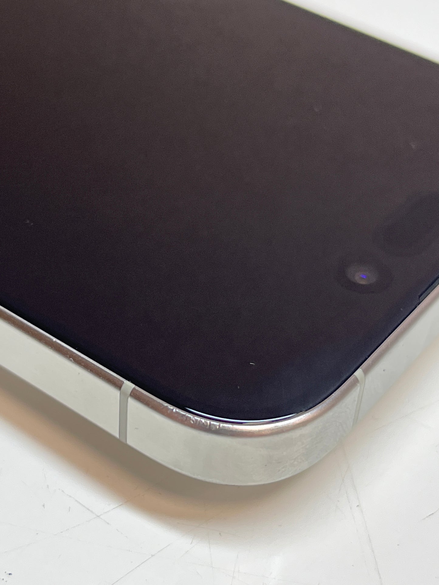 iPhone 15 Pro, 128GB, titan weiß, ID 0332955, Zustand gut, Akku neu