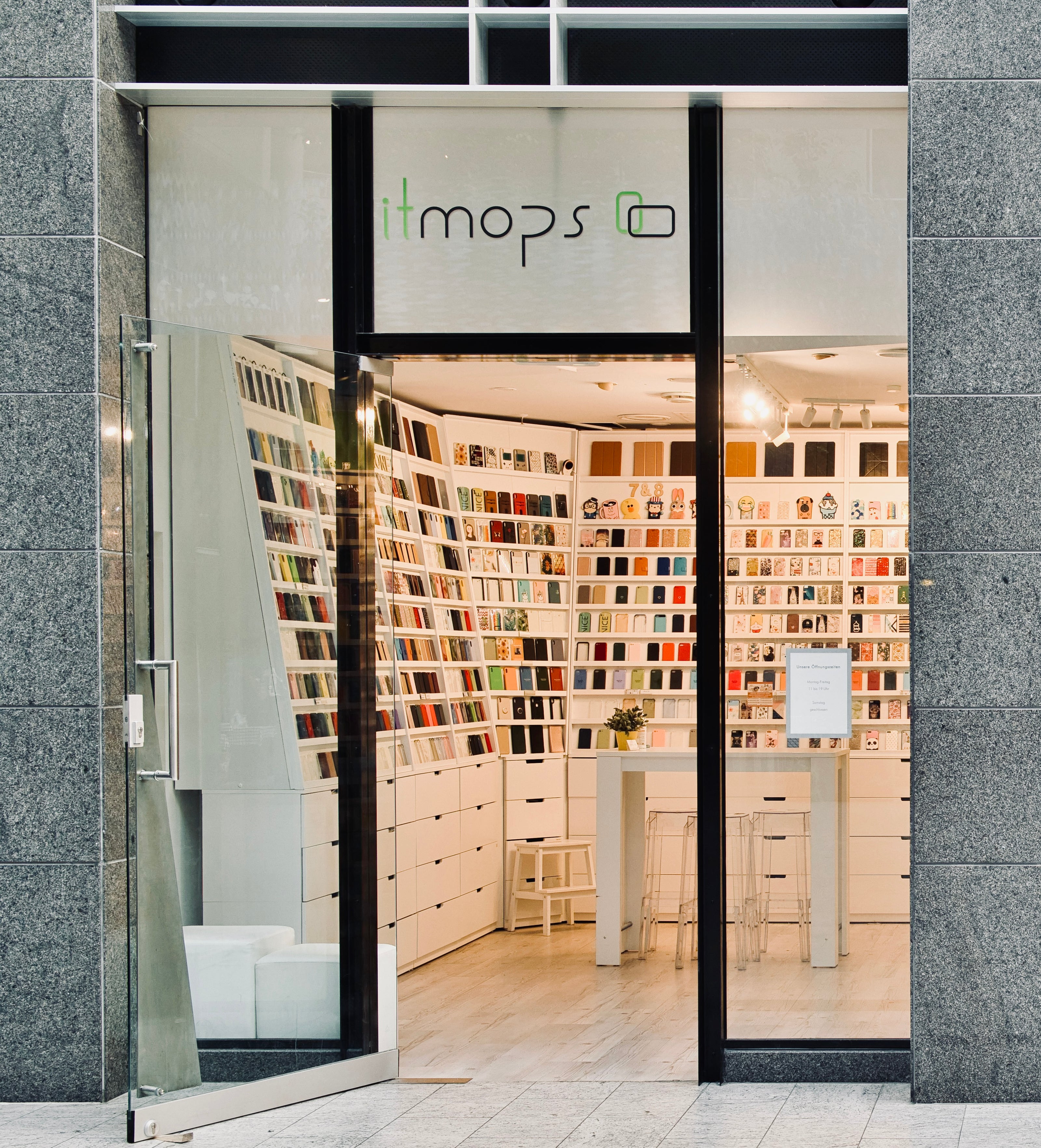 Foto, das den Eingangsbereich des IT-Mops Shops in Berlin Friedrichshain zeigt.