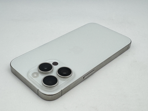 Refurbished iPhone 15 Pro titan weiß